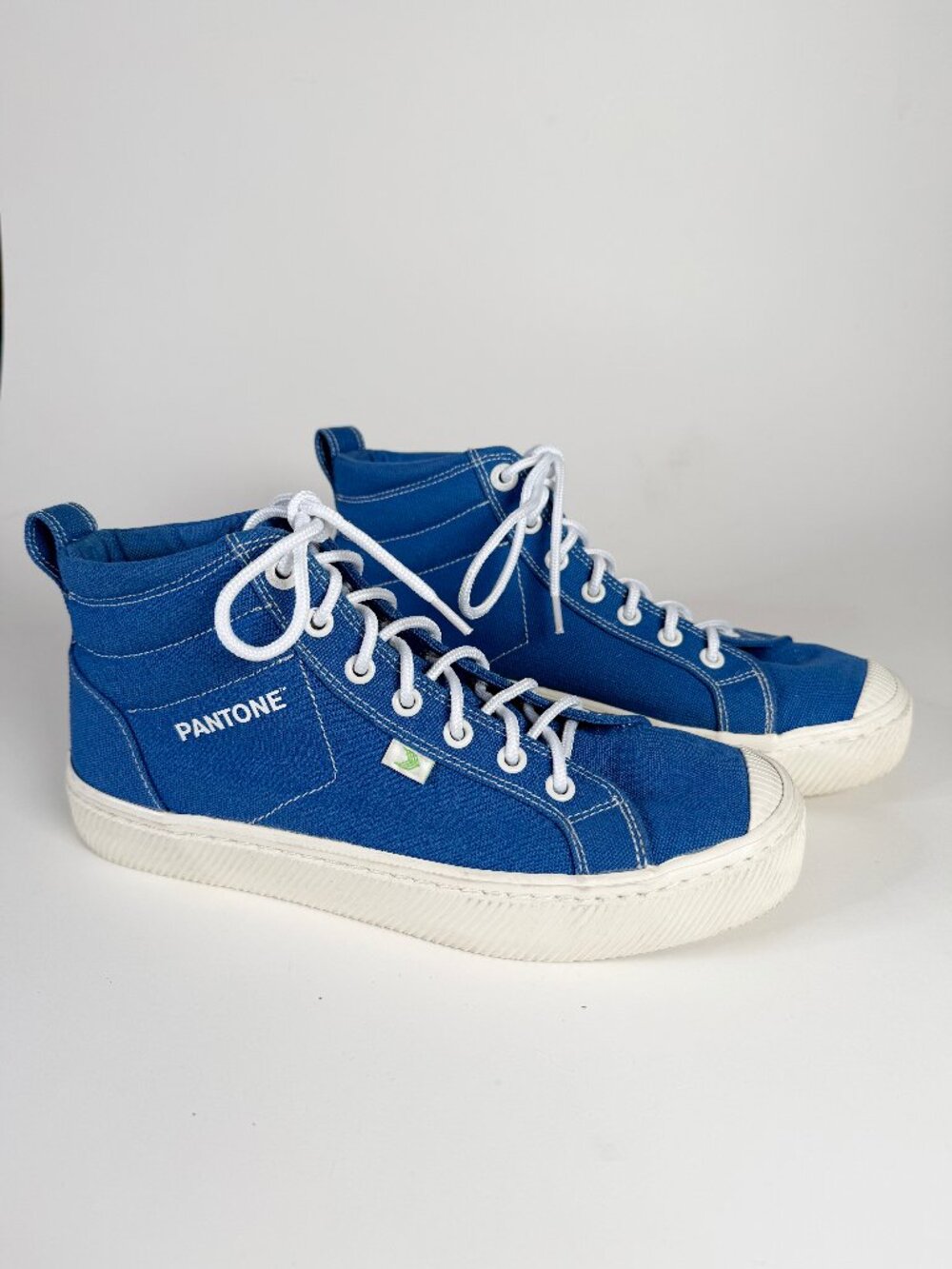 Cariuma Hi tops Pantone Blue Canvas Sneakers